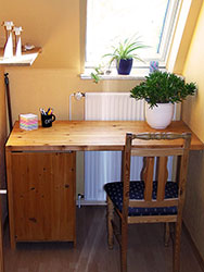 Der Arbeitsplatz im Flur der Dachgeschoss-Wohnung