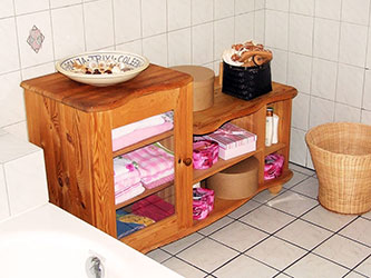 Der Schrank im Badezimmer der Dachgeschoss-Wohnung