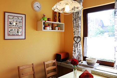 Der Esstisch in der Küche der Dachgeschoss-Wohnung