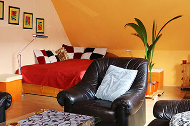 Das große Bett im Wohnzimmer der Dachgeschoss-Wohnung