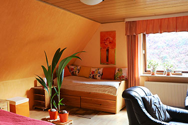 Das kleine Bett im Wohnzimmer der Dachgeschoss-Wohnung