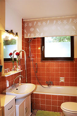 Das Badezimmer der Erdgeschoss-Wohnung