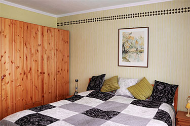 Das Bett in einem der Schlafzimmer der Erdgeschoss-Wohnung