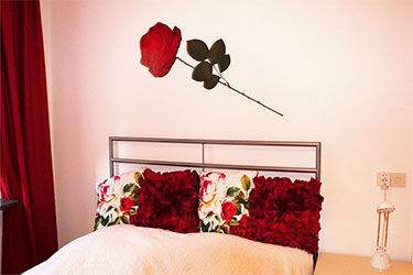 Das Bett in einem der Schlafzimmer der Erdgeschoss-Wohnung