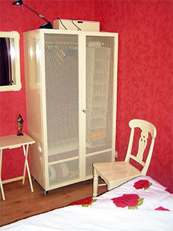 Schrank und Stuhl in einem der Schlafzimmer der Erdgeschoss-Wohnung