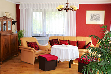 Die Sofaecke im Wohnzimmer der Erdgeschoss-Wohnung