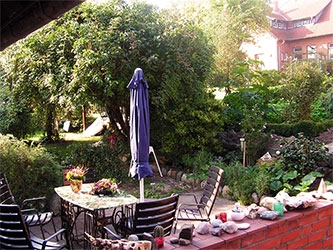 Die Terrasse mit Blick in den Garten