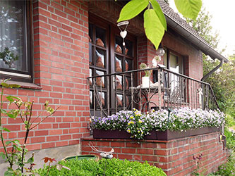 Der Hauseingang der Rosenschmiede in Kühsen