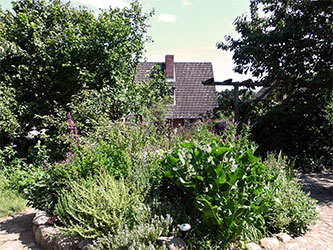 Die Kräuterspirale im Garten der Rosenschmiede